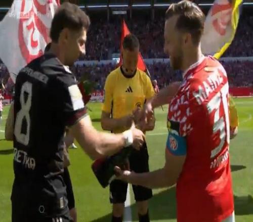 冠軍禮物，美因茨開(kāi)場(chǎng)前給拜仁送了鮮花和香檳