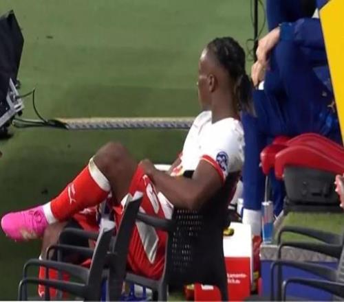 輕松愜意，揚(yáng)迪奧曼德被換下后沒坐替補(bǔ)席而坐在椅子上觀戰(zhàn)