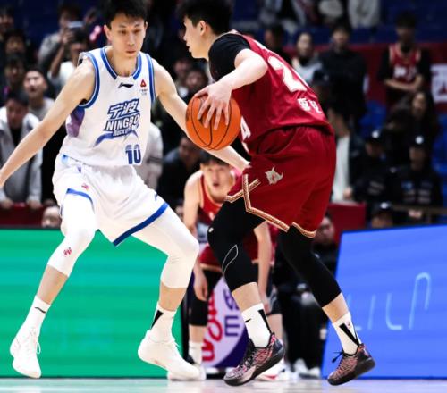 19歲菜鳥末節(jié)關(guān)鍵1傳1三分殺死比賽，程帥澎吳前都該給他讓位