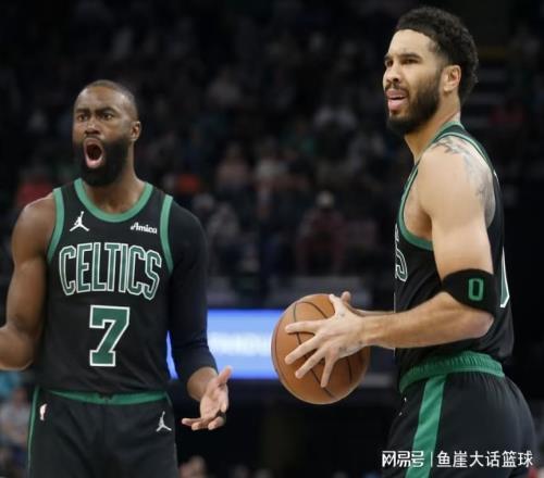 爆冷！恩比德33+8虛驚一場，塔圖姆24+16喬治立功，布朗末節(jié)拉胯