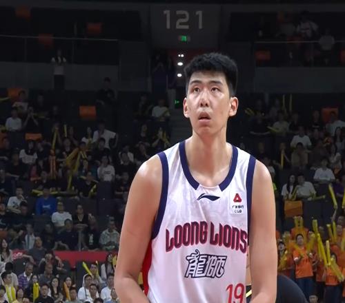 厲害！2米26徐昕，完成廣東隊3大內線