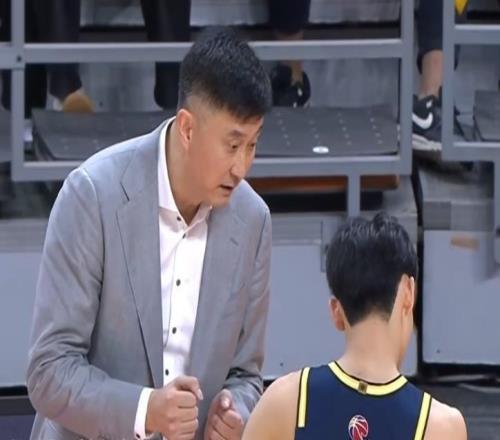 廣東隊主場慘敗，胡明軒和4外援集體迷失，徐昕13+11打臉杜鋒