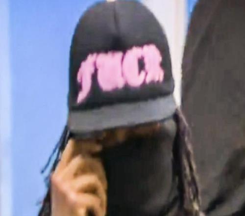 新時(shí)尚奧利塞戴著一頂寫著“FXXK”的帽子抵達(dá)王子公園球場