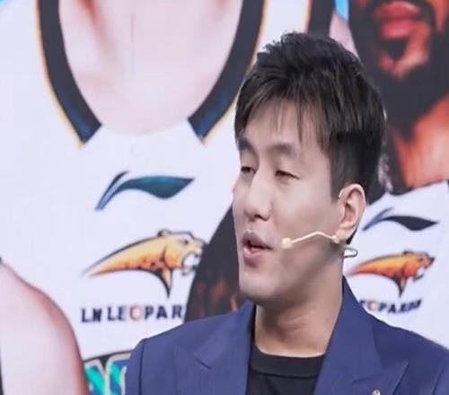 廣東丟G1誰注意賽后杜鋒憤怒離場被郭艾倫調(diào)侃，朱芳雨徐昕握手