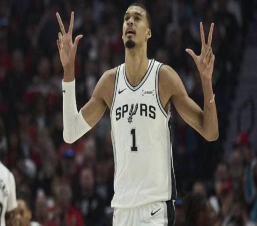 銅墻鐵壁！文班季后賽連場貢獻(xiàn)10+板&6+蓋帽，1997年大夢后首人