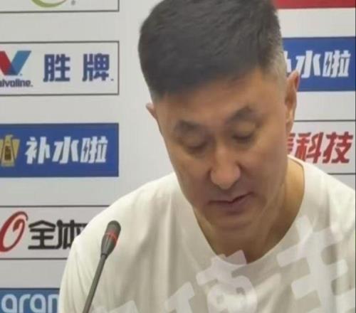 不管球隊死活，外線胡扔一頓，賽后遭杜鋒暗批，球迷：他就是毒瘤