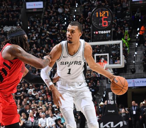 馬刺11495淘汰開拓者！文班創(chuàng)80年NBA紀(jì)錄，前無(wú)古人