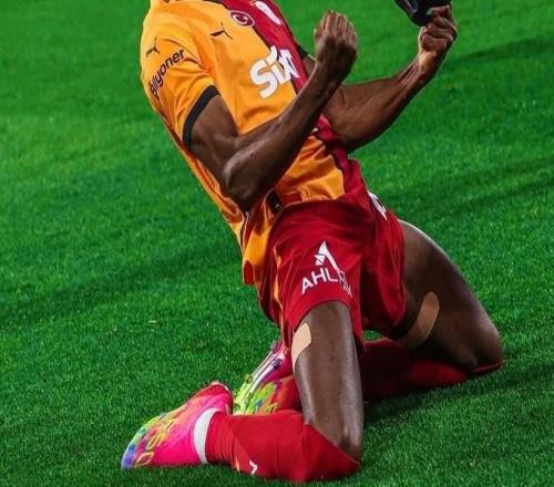 考察奧斯梅恩阿森納總監(jiān)貝爾塔和轉會中介觀戰(zhàn)加拉塔薩雷