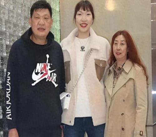 男籃名宿韓發(fā)順：退役當(dāng)教練，女兒2米11，也成為女籃領(lǐng)袖