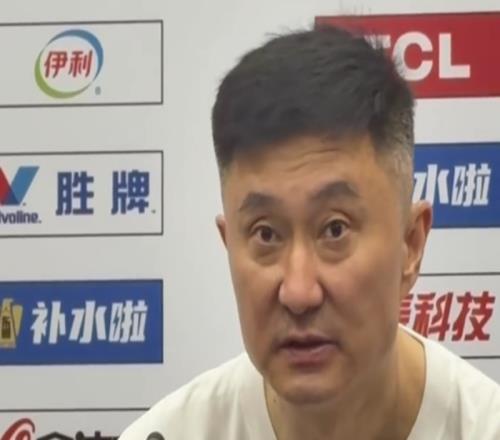 窩心！17分慘敗，還被喊下課！發(fā)布會(huì)杜鋒怒批廣東球員不執(zhí)行戰(zhàn)術(shù)
