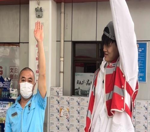 不期而遇！男籃球員現(xiàn)身中國(guó)石油加油站