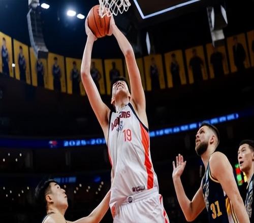 徐昕輕傷不下火線，強硬兩雙手刃舊主，球迷倒戈杜指導背影落寞