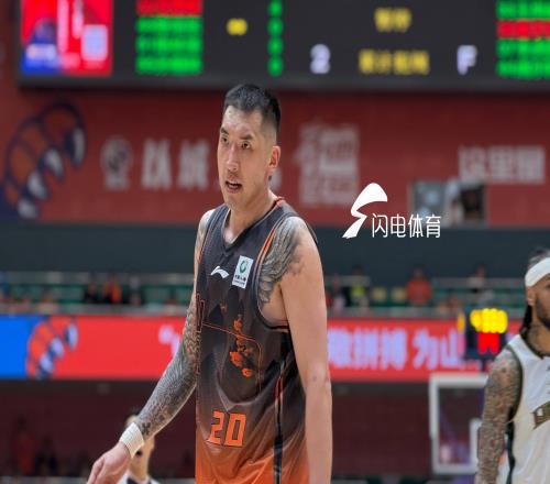山東高速男籃季后賽首戰(zhàn)失利，邱彪：拼勁認可，突破心魔