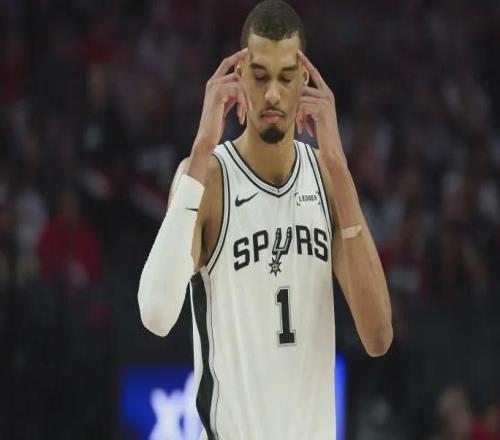 文班亞馬連送大帽，場邊父親終于點(diǎn)頭