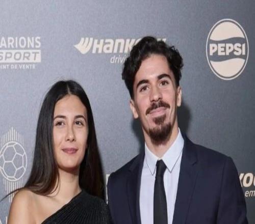 維蒂尼亞接受采訪時拿出手機：老婆打電話，我在這磨蹭很久了