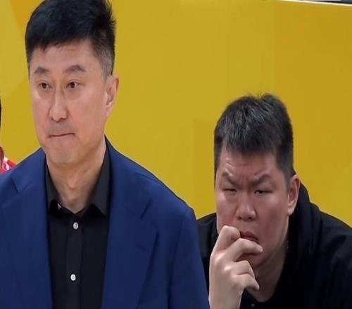 楊鳴談胡明軒低迷：與廣東選外援嚴(yán)重重疊被迫到1號(hào)位不是他特點(diǎn)