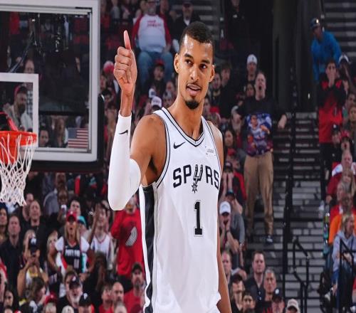 文班17+14+6帽創(chuàng)兩神跡，馬刺淘汰開拓者！楊瀚森0分，?？怂沽⒐? />
<div   id=