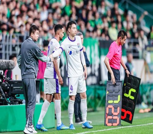 謝蒂內剛在津門虎找到最佳狀態(tài)，他就受傷不能出戰(zhàn)，季勝攀將上位