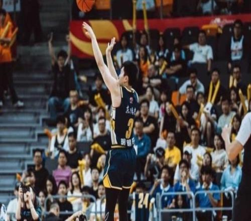 狀態(tài)全無，胡明軒5中0只拿到1板2助，正負(fù)值15全隊(duì)最低