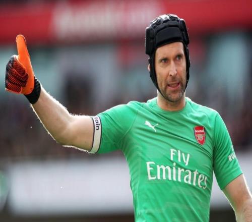 用05年的切爾西和現(xiàn)在的阿森納對(duì)比，切赫全選了切爾西球員