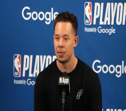 馬刺淘汰開拓者發(fā)布會(huì)！米奇認(rèn)可防守+贊2將發(fā)揮，強(qiáng)調(diào)團(tuán)隊(duì)籃球！