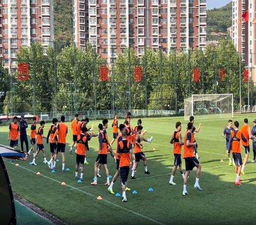 記者：山東隊五外援參加球隊訓練，高準翼、王大雷參加合練