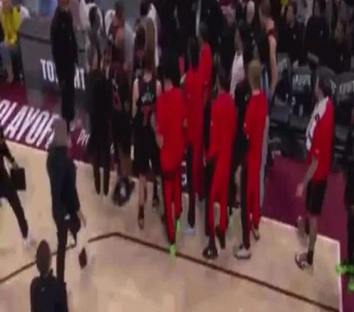 過分??！哈登被猛龍球員圍攻！這不欺負(fù)人嗎??！