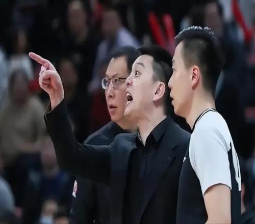 杜鋒戰(zhàn)術(shù)崩盤！內(nèi)線被打爆，廣東季后賽首敗鍋該誰背