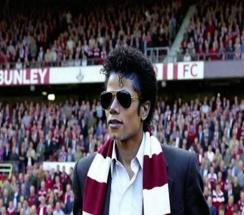 伯恩利臨時主帥撞名已故流行天王，羅馬諾評論區(qū)上演MJ神圖秀