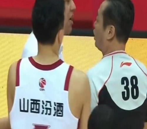 山西外教暗諷青島主場“8打5”事出有因與CBA名哨早已結(jié)下梁子