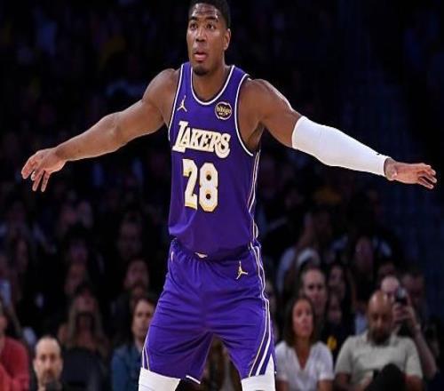 還沒(méi)有意識(shí)到自己的重要性，湖人鋒線大將還是顯得有些猶豫不決