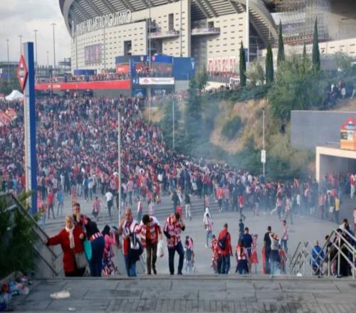 賽前馬競(jìng)球迷向警方投擲雜物場(chǎng)面失控，警方發(fā)射了催淚瓦斯