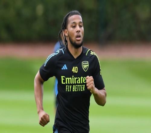 前阿森納青訓(xùn)球員班代拉重返科爾尼基地訓(xùn)練，他在尋找新球隊(duì)