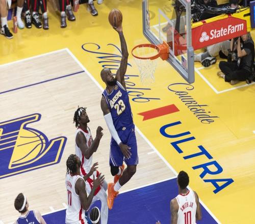 火箭9993險(xiǎn)勝湖人，詹姆斯累壞了，里夫斯很尷尬，雷霆開(kāi)心壞了