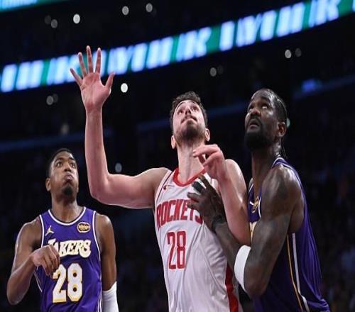 超強(qiáng)的比賽閱讀能力！火箭內(nèi)線支柱面對包夾依然做出了正確的選擇