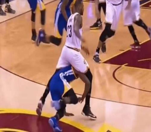 詹姆斯談2016年總決賽：我從格林身上跨過是想趕緊回歸比賽