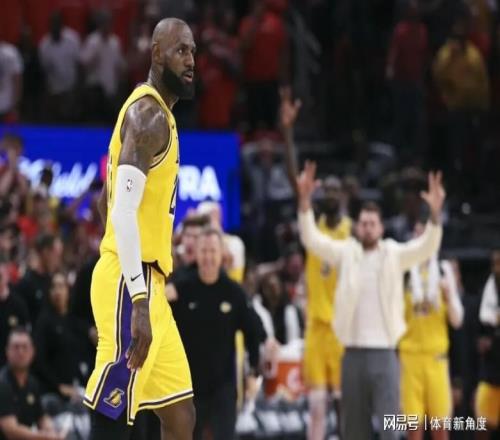 糟糕！湖人要崩！丟掉關(guān)鍵三分，詹姆斯被批無(wú)決勝基因