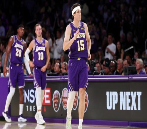 湖人領(lǐng)先11分半場(chǎng)被火箭反超4分詹姆斯8+4里夫斯復(fù)出11+6