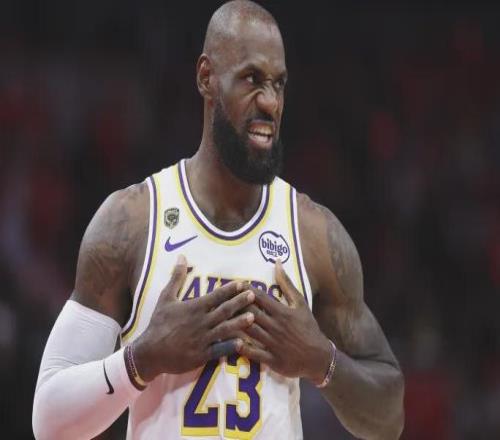 詹姆斯推人之后，火箭新秀接管了比賽