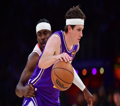 連丟兩個(gè)賽點(diǎn)湖人有麻煩了，艾頓成唯一亮點(diǎn)，老詹正式表態(tài)