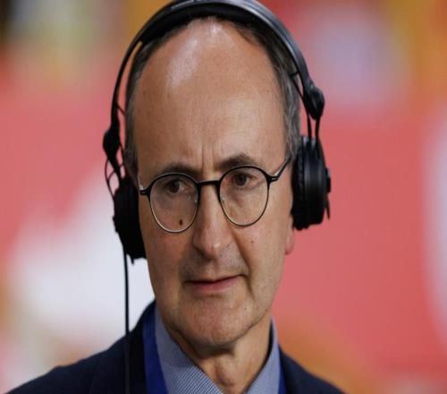 賽前馬競球迷向場地里投擲衛(wèi)生紙，擊中了直播主持人引發(fā)爆笑