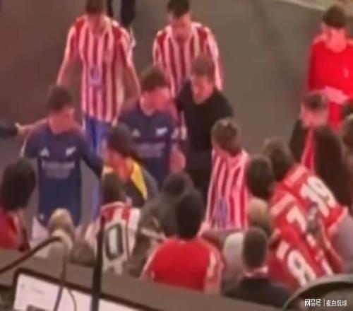 場面失控！歐冠賽后通道大亂斗，西蒙尼當(dāng)眾挑釁推搡本懷特