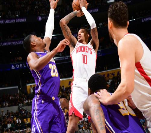 首節(jié)領(lǐng)先7分到三節(jié)落后9分！湖人隊(duì)被火箭逆轉(zhuǎn)原因就在里夫斯身上