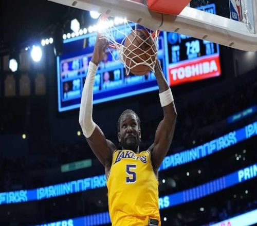 湖人隊盡管連續(xù)兩次負(fù)于火箭隊，但艾頓的表現(xiàn)卻成了球隊一大亮點