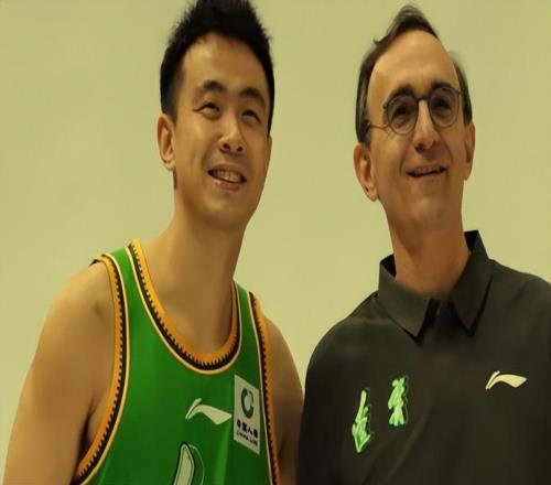 遼籃凱旋！數(shù)千球迷接機(jī)，傳統(tǒng)強(qiáng)隊(duì)絕不會(huì)給山東隊(duì)任何喘息的機(jī)會(huì)