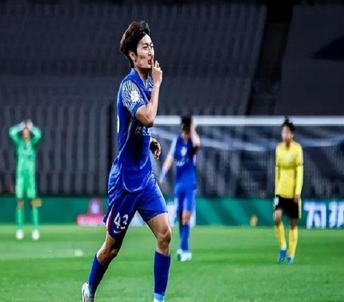 8輪坐穿板凳0首發(fā)！國(guó)足前場(chǎng)希望之星慘遭斯盧茨基冷落，淪為雞肋