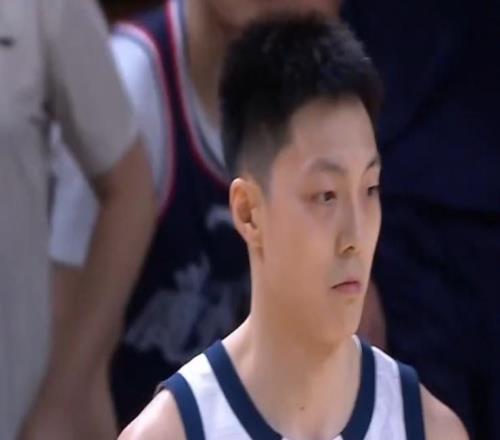 生死戰(zhàn)露死亡之瞳胡明軒瀟灑背運(yùn)超自信：轟21+6掃鴨蛋陰霾