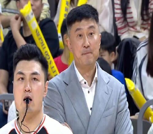 廣東男籃老板給杜鋒下死命令北京熱身賽21分大勝深圳高詩(shī)巖復(fù)出