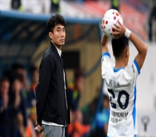 【中超】鄭智被罰下！山東泰山1比1扳平青島西海岸