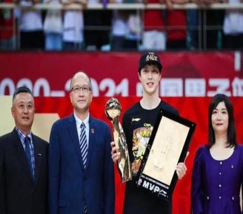 胡明軒爆砍24+6超神一戰(zhàn)引熱議！5年前今天率隊(duì)奪冠加冕FMVP